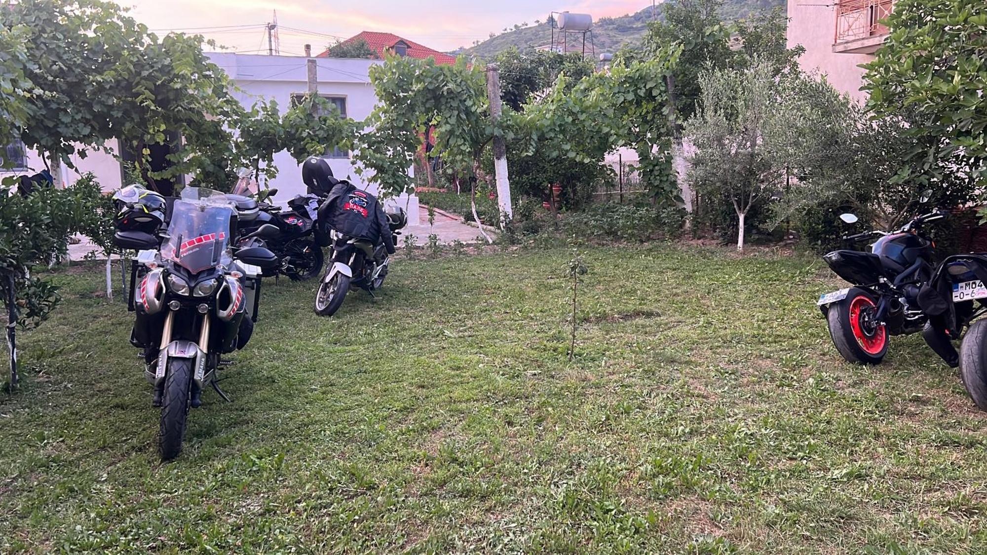 Elbasan Backpacker Hostel Екстер'єр фото